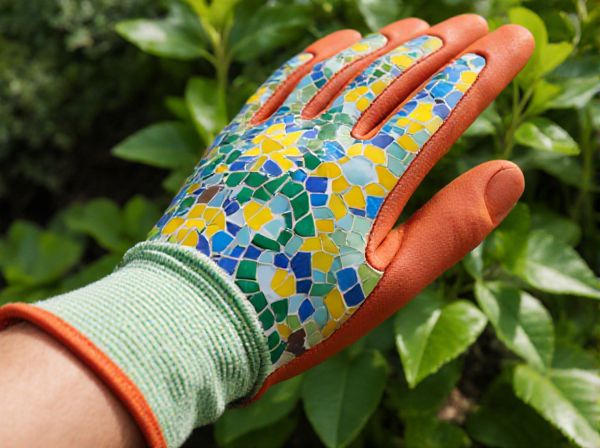 Garden Mosaics vs. Garden Murals: Which Ornamental Art is Best for Your Outdoor Space?